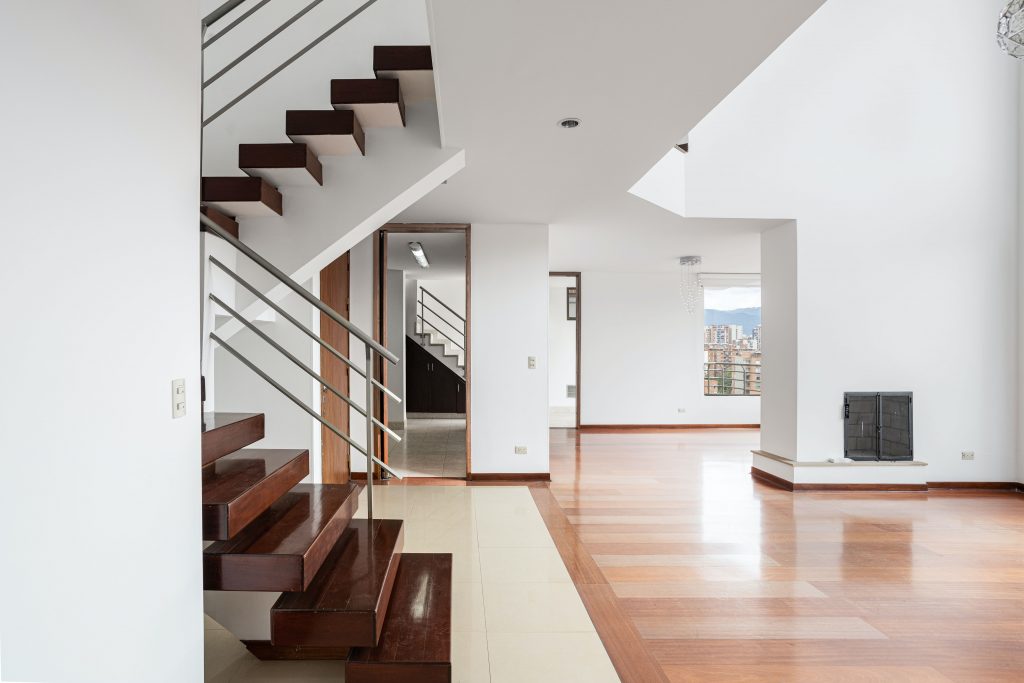 pexels-gustavo-galeano-maz-11884001 Salon intérieur design aménagé sur mesure, hyperespaces